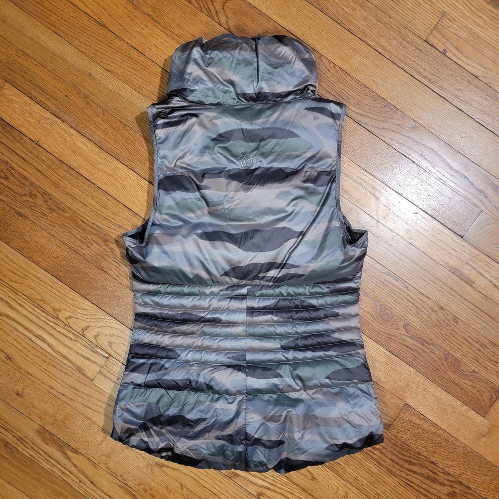 Lululemon‎ Women's Size 6 Fluffin Awesome Full Zip Puffer Goose Down Vest Camo - Picture 3 of 6